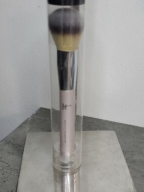 It cosmetics Pink-Handle Powder Brush in Original Clear Holder